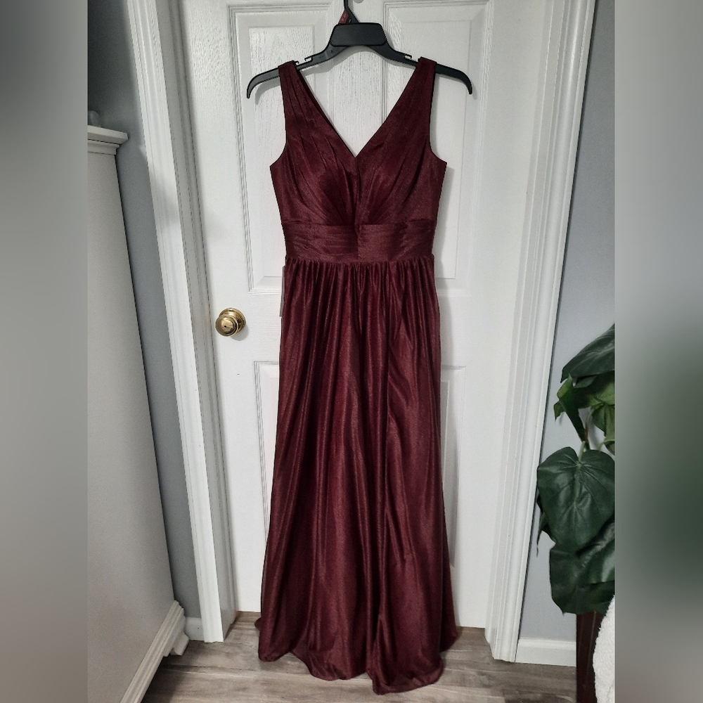 Elegant Burgundy Evening Gown - Picture 4 of 10